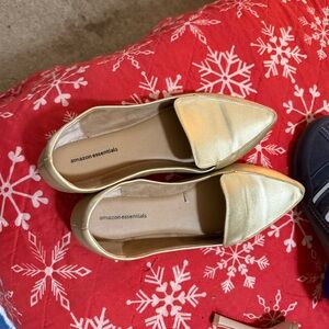 Amazon Essentials Women's Metallic Gold Flats